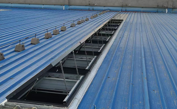 某城市大型商业综合体中庭向阳街道排烟窗工程