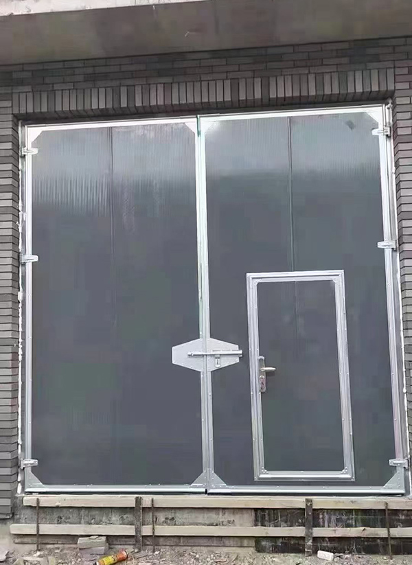 向阳街道工业平开门在大型设备制造车间的应用实例